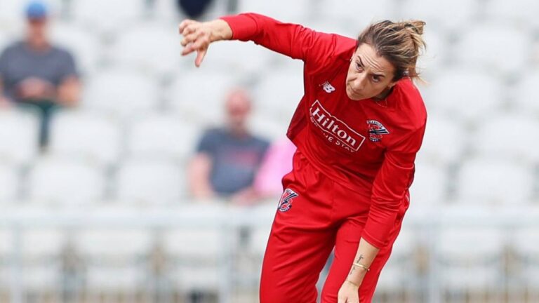 Morris mows through Essex to lift struggling Lancashire