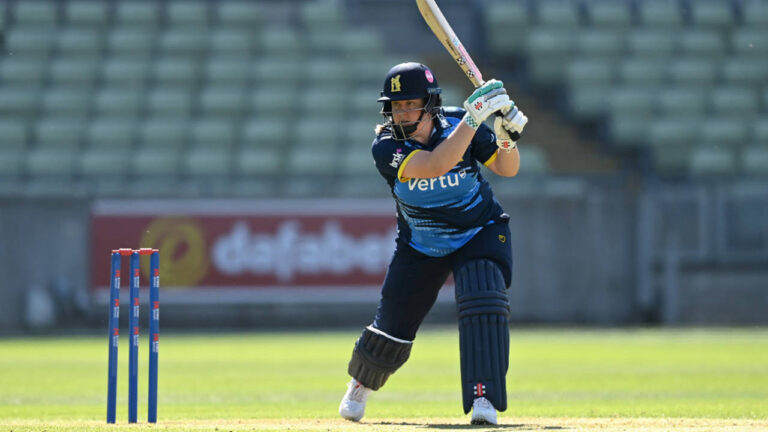 Freeborn, Perrin fifties lay platform for Warwickshire’s first win