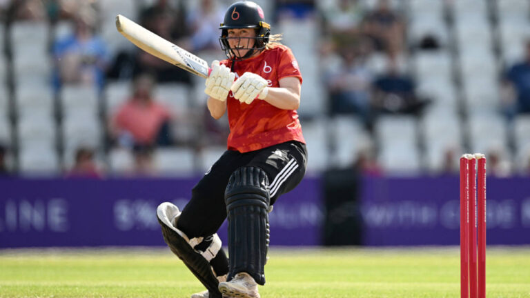 Phillips, Kelly keep table-topping Blaze on track in One-Day Cup