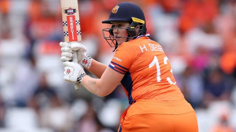 Netherlands bowl with Heather Siegers out against unchanged South Africa