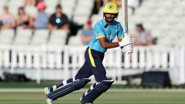Malik magic sets up Warwickshire for midlands bragging rights