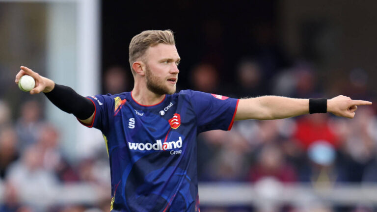 Harmer and Cook help Essex hand out Hove thrashing
