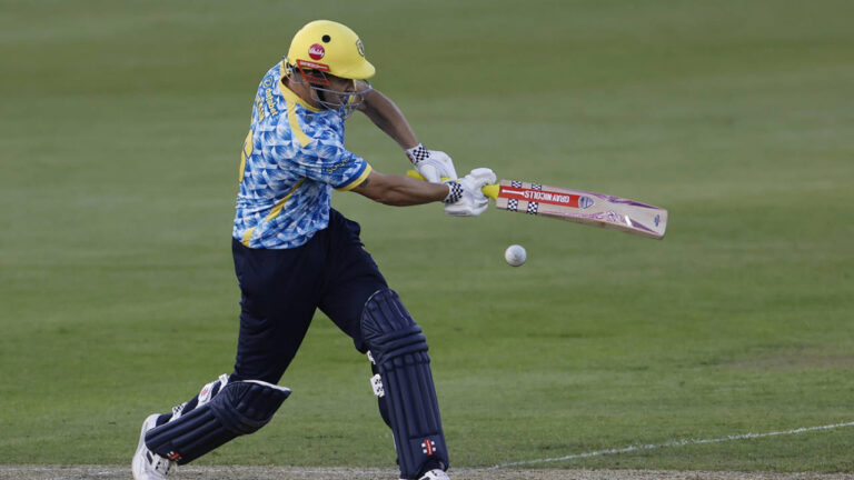 Hain, Gleeson to the fore as Warwickshire make it three in a row