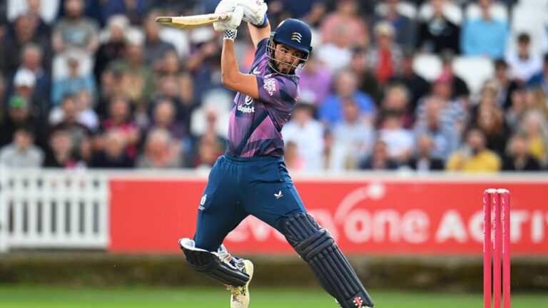 Holden clings on to keep Middlesex hopes alive in Vitality Blast