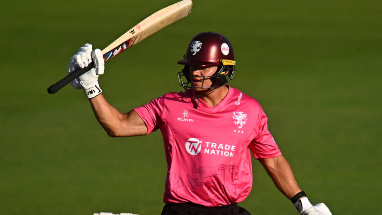 Smeed powers holders Somerset’s late charge to knockouts