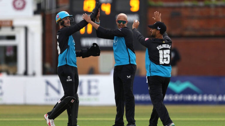 Defending champions Worcestershire hold nerve against Hampshire